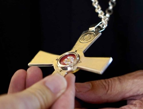 El Arzobispo de Valencia recibe una reliquia de Santo Tomás de Villanueva
